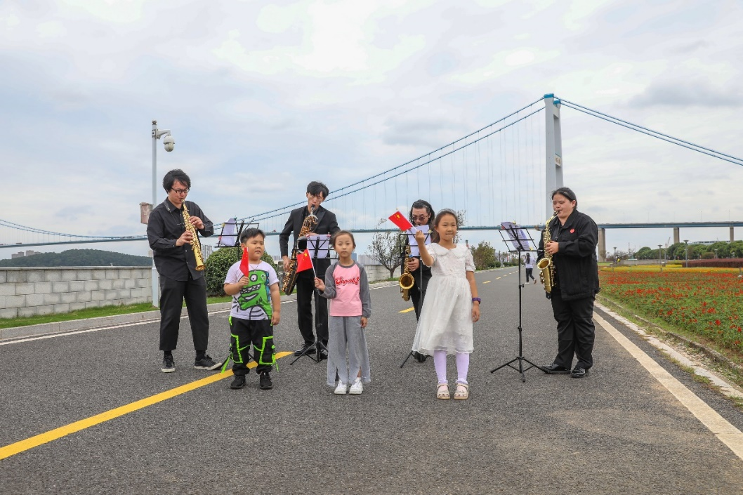 文藝“快閃”活動。馬煉攝