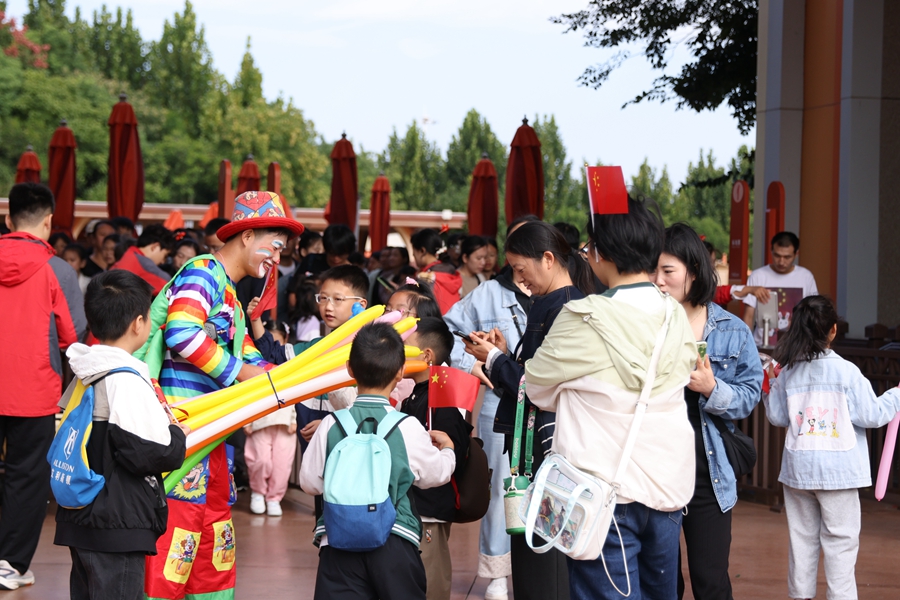 淮安方特東方欲曉主題樂(lè)園游人如織。洪澤區(qū)委宣傳部供圖