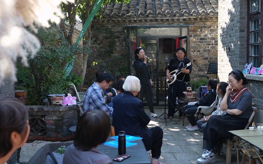 游客在蔣壩古鎮(zhèn)參加小型音樂會。洪澤區(qū)委宣傳部供圖