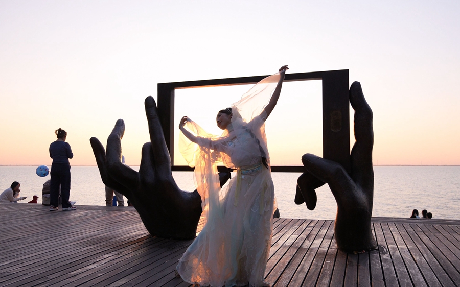 游客在洪澤湖旁拍照留念。洪澤區(qū)委宣傳部供圖