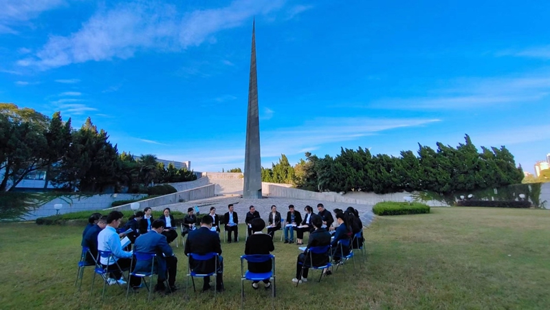 海安市人社局黨員在蘇中七戰(zhàn)七捷紀(jì)念碑下開展主題黨日活動(dòng)。受訪者供圖