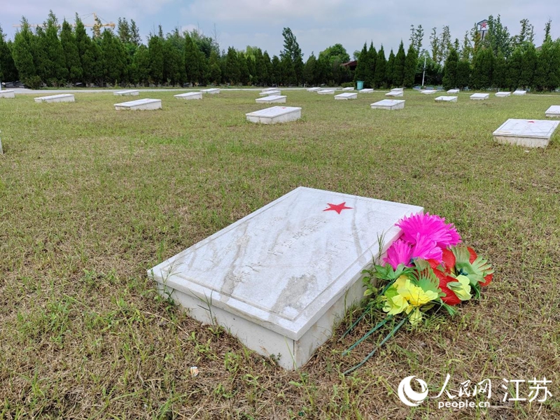 宿北大戰(zhàn)烈士陵園里的烈士墓碑。人民網(wǎng) 江楠攝