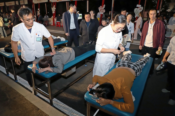 市民體驗(yàn)艾灸治療。泰興市委宣傳部供圖