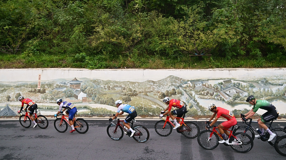 比賽中，選手們激烈角逐。主辦方供圖