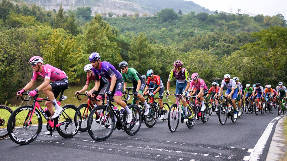 比賽中，選手們激烈角逐。主辦方供圖