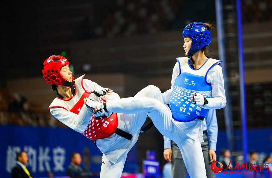 參賽選手激烈對戰(zhàn)中。人民網(wǎng)記者 孫挺攝
