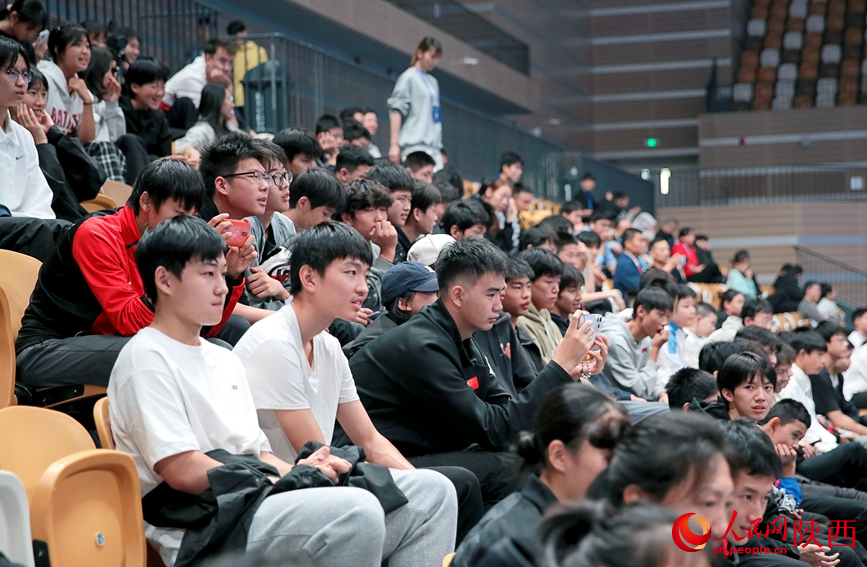 群眾為參賽選手加油鼓勁。人民網(wǎng)記者 白鴿攝