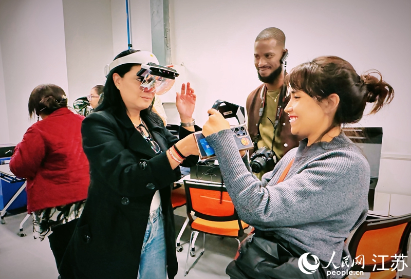 拉加媒體采風團在中國礦業(yè)大學體驗AR智能系統(tǒng)。人民網(wǎng) 周夢嬌攝