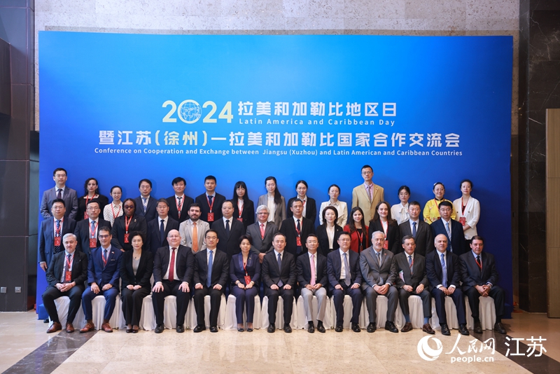 出席此次活動的中外嘉賓。人民網(wǎng) 李昱辰攝