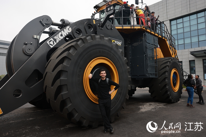 阿根廷《號(hào)角報(bào)》編輯尼古拉斯與“神州第一鏟”同框。人民網(wǎng) 李昱辰攝