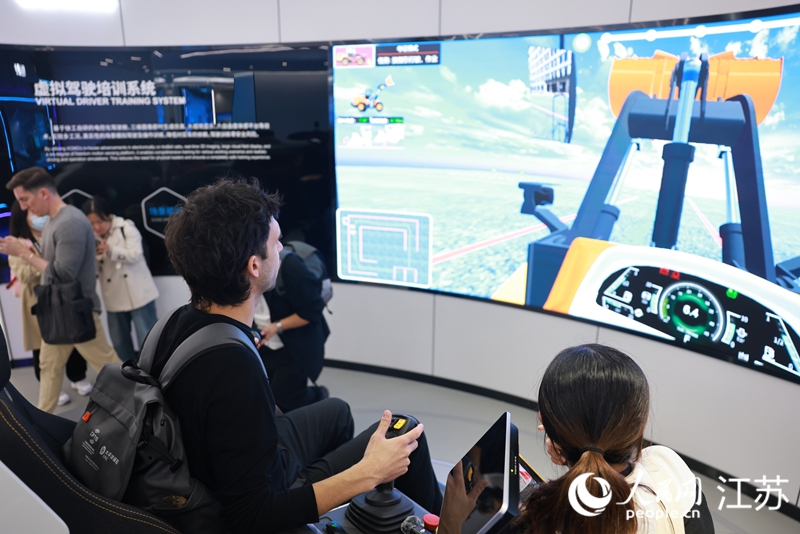 尼古拉斯體驗(yàn)裝載機(jī)虛擬駕駛。人民網(wǎng) 李昱辰攝