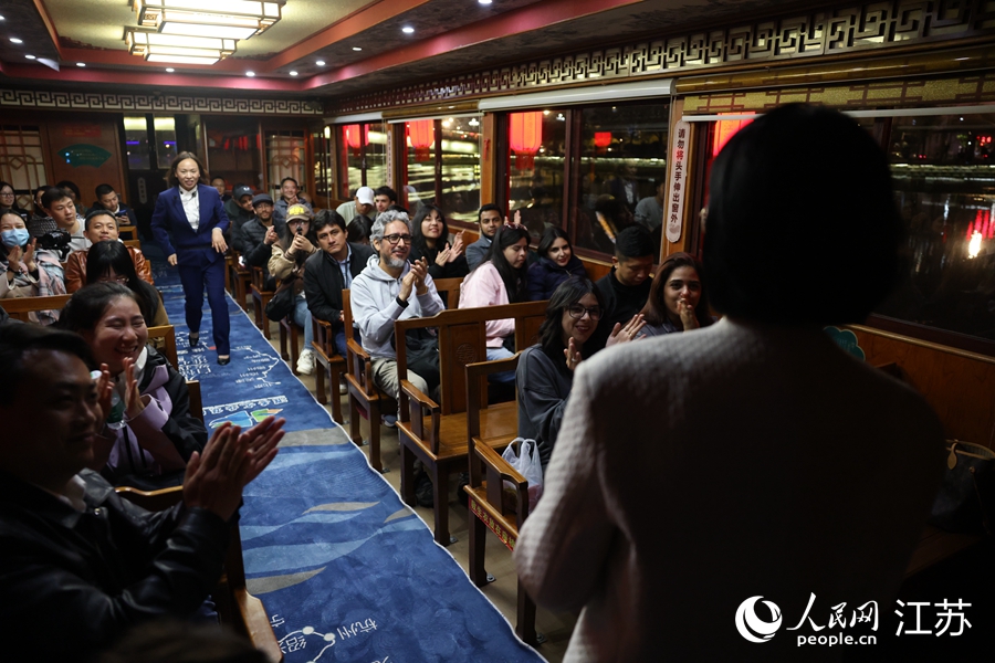 拉加媒體采風團在游船上觀看淮海戲演出。人民網(wǎng) 李昱辰攝