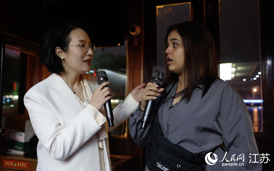 烏拉圭《共和國報》記者學唱淮劇。人民網(wǎng) 李昱辰攝