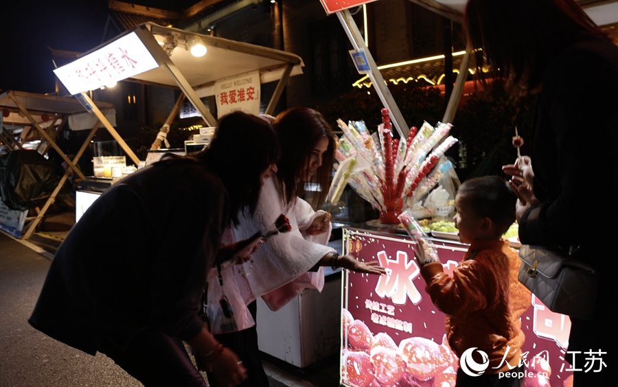 拉加媒體采風團成員與小朋友互動。人民網(wǎng) 李昱辰攝