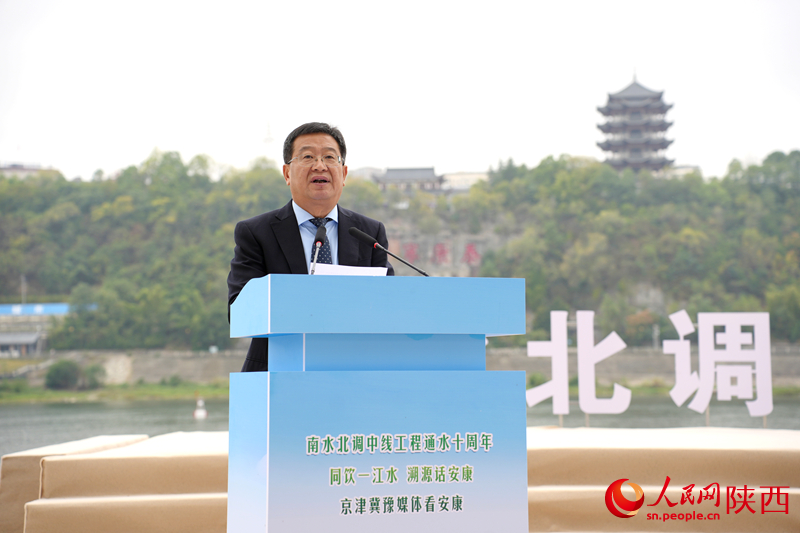 安康市副市長周康成介紹南水北調中線工程10年來安康的貢獻。人民網記者 李志強攝
