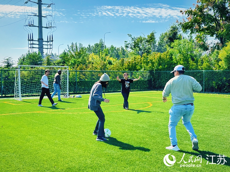 拉美記者在人造草坪上踢足球。人民網(wǎng) 周夢(mèng)嬌攝
