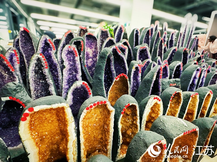 朱二帥店內(nèi)陳列的紫晶洞、黃晶洞。人民網(wǎng) 周夢(mèng)嬌攝