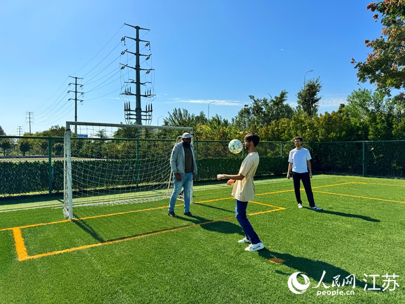 Guilherme在人造草坪踢球。人民網(wǎng)記者 馬曉波攝