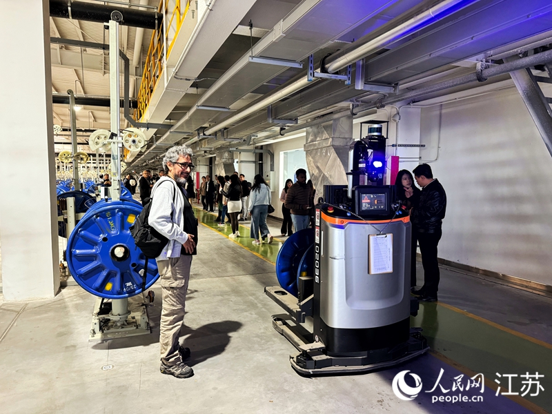 中天鋼鐵智能化車間里的AGV移動(dòng)機(jī)器人。人民網(wǎng)記者 馬曉波攝