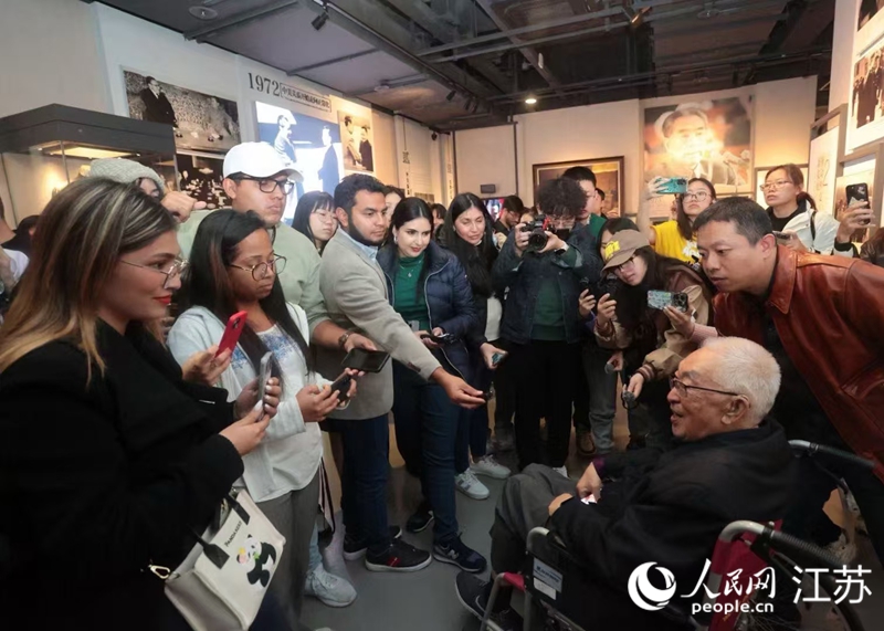 徐貽聰與拉加記者溝通交流。人民網(wǎng)記者馬曉波攝