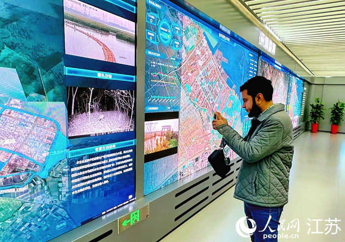 外媒記者拍攝記錄連云港石化產(chǎn)業(yè)基地運(yùn)管服務(wù)中心。人民網(wǎng) 周夢(mèng)嬌攝