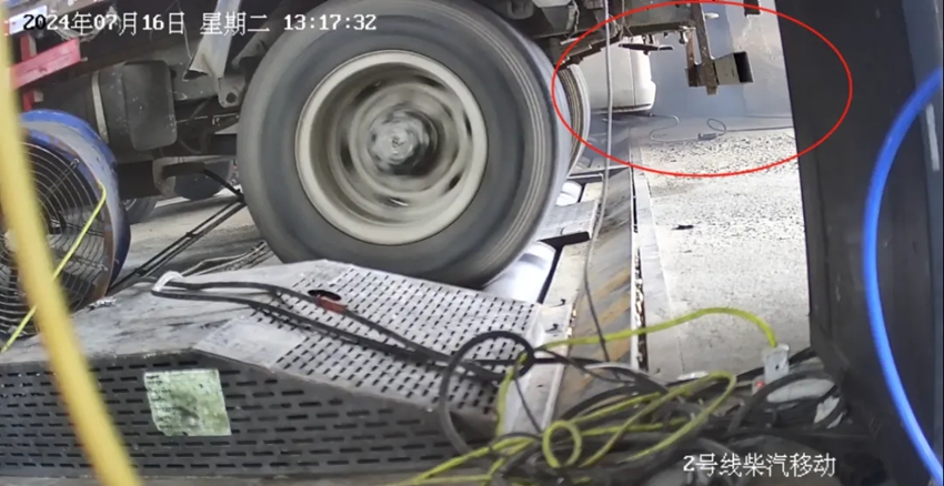 圖4&nbsp; 2024年10月23日，督察組調(diào)閱相關(guān)視頻資料發(fā)現(xiàn)，宿遷市東大機動車交易公司在車輛冒黑煙的情況下仍出具合格報告
