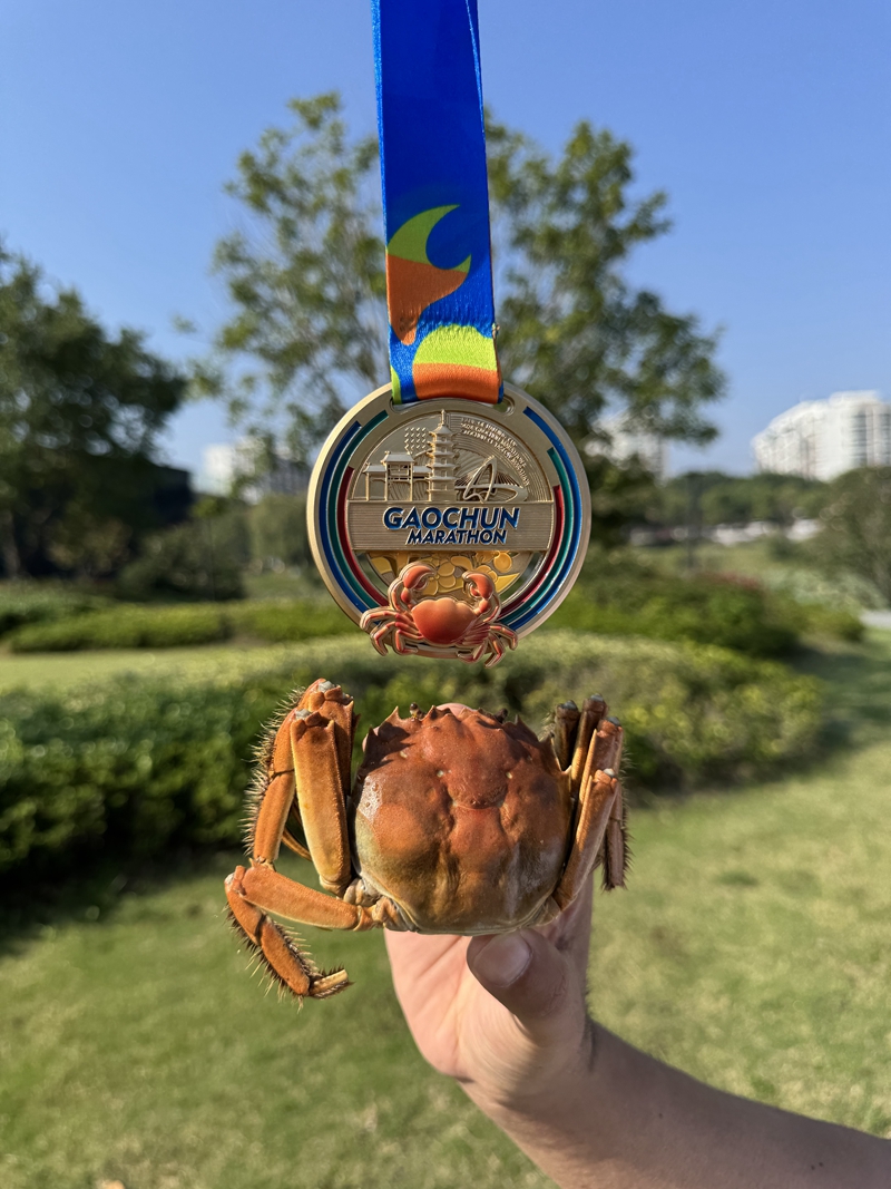 參賽選手展示獎牌和螃蟹。侍晨陽攝