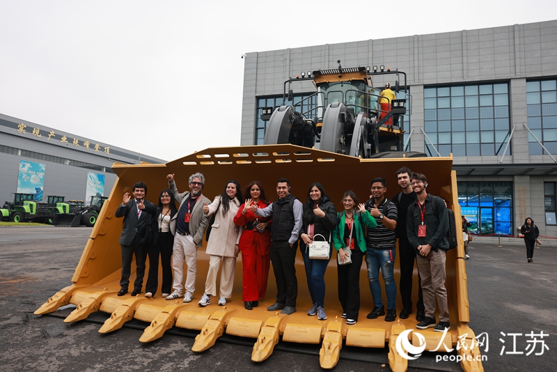 XC9350電驅(qū)動輪胎式裝載機(jī)鏟斗能裝下一個記者團(tuán)。人民網(wǎng) 李昱辰攝