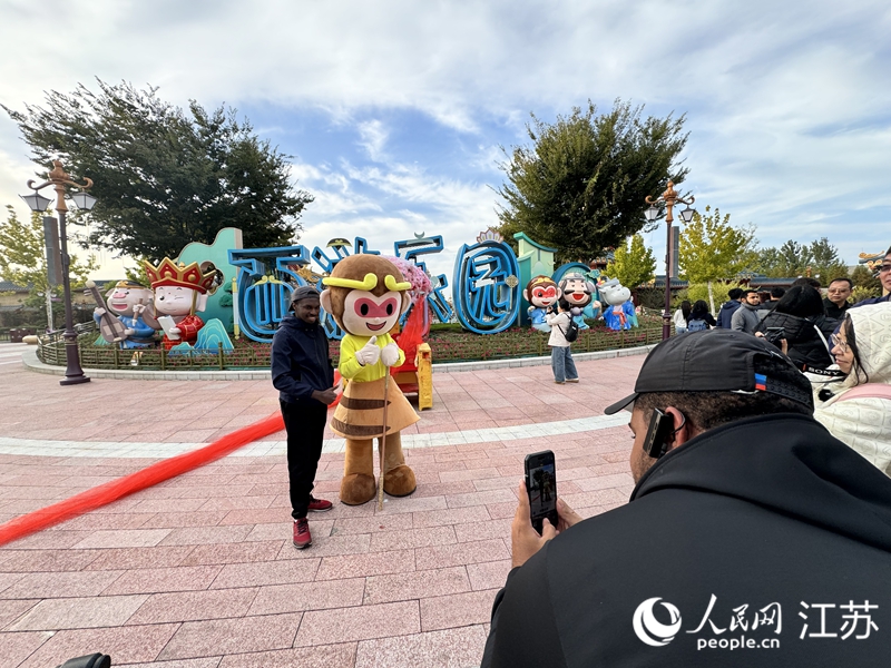 拉加媒體記者打卡西游樂園。人民網(wǎng)記者 馬曉波攝