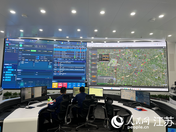 119接處警平臺(tái)與低空飛行服務(wù)平臺(tái)聯(lián)動(dòng)調(diào)派無(wú)人機(jī)進(jìn)行前突偵察。人民網(wǎng) 楊維瓊攝