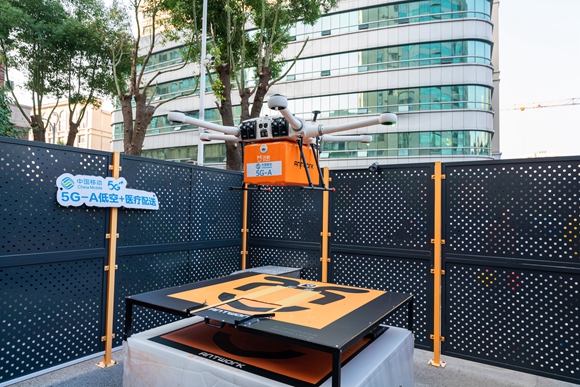 無(wú)人機(jī)將醫(yī)療物資送達(dá)常州市第一人民醫(yī)院。江蘇移動(dòng)供圖
