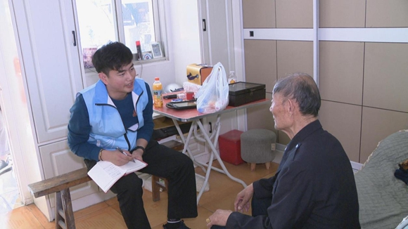 六合區(qū)長(zhǎng)樂(lè)養(yǎng)老服務(wù)中心“銀發(fā)顧問(wèn)”為老人服務(wù)。六合區(qū)融媒體中心供圖