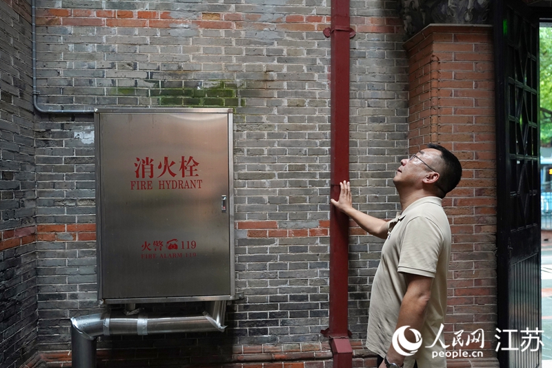 國(guó)民黨江陰要塞司令部舊址內(nèi)，工程師在檢查供水系統(tǒng)。人民網(wǎng) 郜超攝