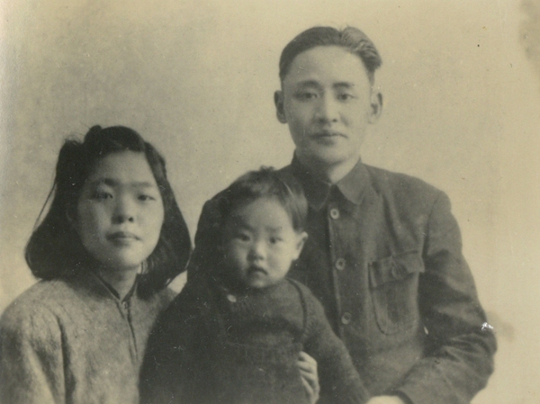 駱何民與家人的合影。雨花臺烈士紀念館供圖