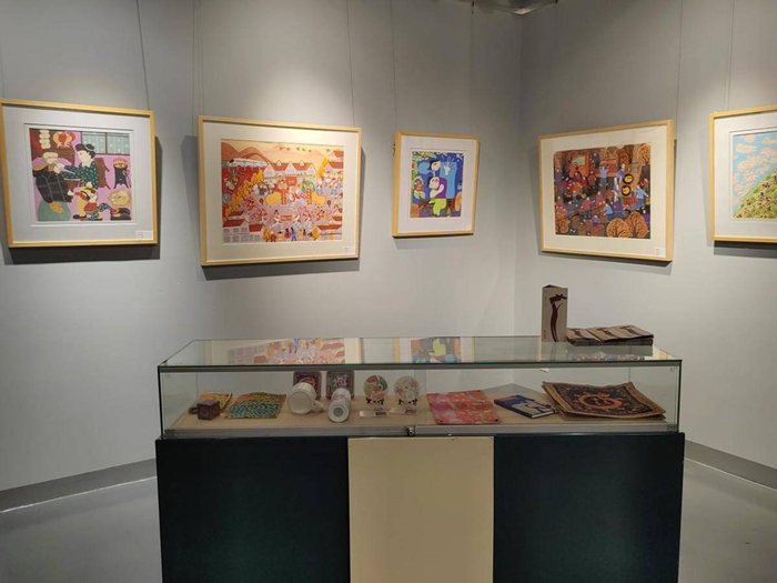 展覽中的六合農(nóng)民畫作品和文創(chuàng)產(chǎn)品