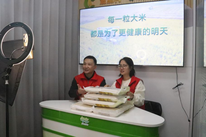 志愿者幫助農(nóng)戶直播銷售大米。張志嚴(yán)攝