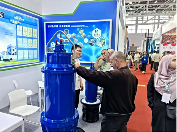 六合區(qū)一企業(yè)員工向外國客商介紹產(chǎn)品。劉亞京攝