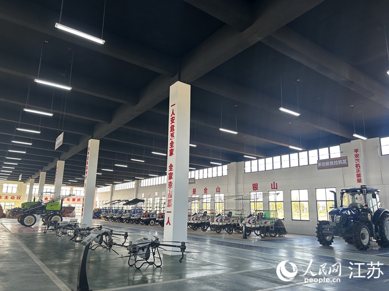 冶山農(nóng)業(yè)社會(huì)化服務(wù)綜合體內(nèi)的農(nóng)用器械。人民網(wǎng) 王丹丹攝