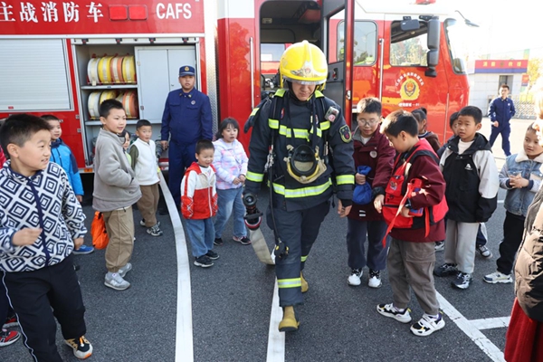 青少年參觀消防工作。溧水經(jīng)濟(jì)開發(fā)區(qū)供圖