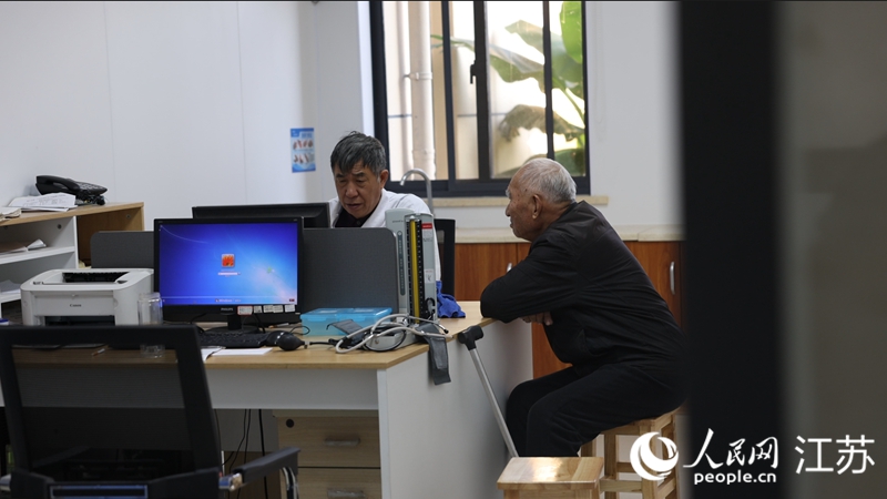 “島民”在世業(yè)鎮(zhèn)衛(wèi)生院就診。人民網(wǎng) 余樂攝