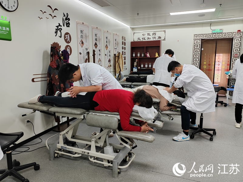 市民在黎明社區(qū)衛(wèi)生服務(wù)中心做理療。人民網(wǎng) 江楠攝