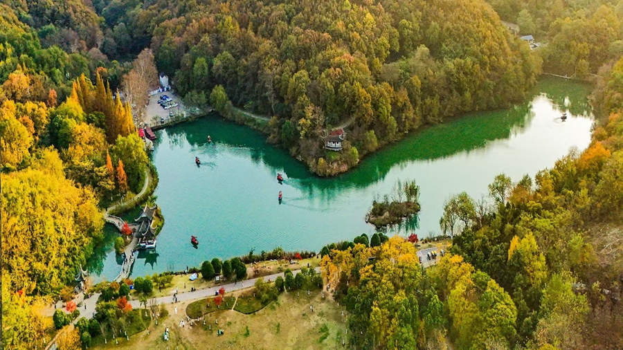 鎮(zhèn)江南山珍珠湖層林漸染。陳江攝
