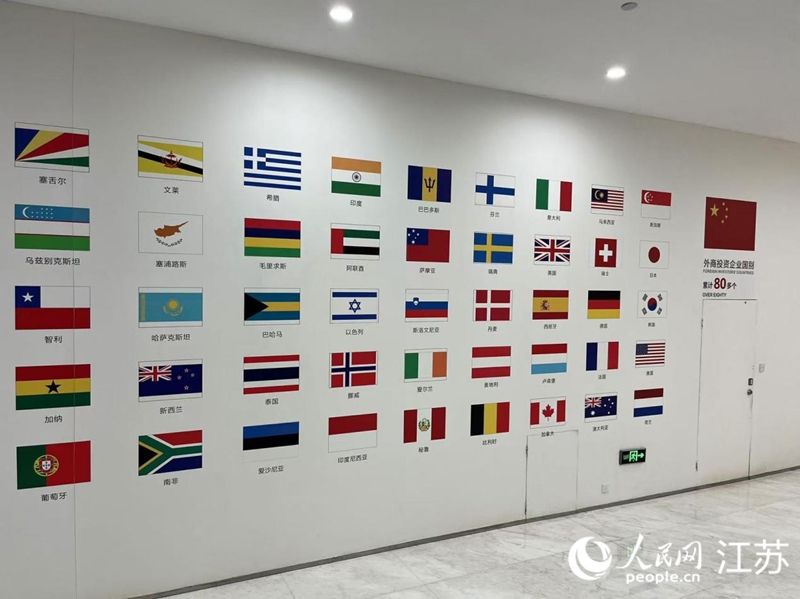 蘇州工業(yè)園區(qū)展示中心內(nèi)展示的國旗墻。人民網(wǎng) 俞楊攝