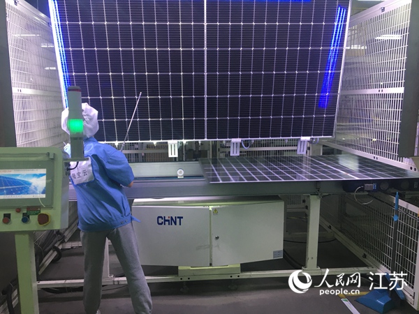 江蘇晶硅光伏產(chǎn)業(yè)鏈企業(yè)電池片生產(chǎn)車間。人民網(wǎng) 俞楊攝