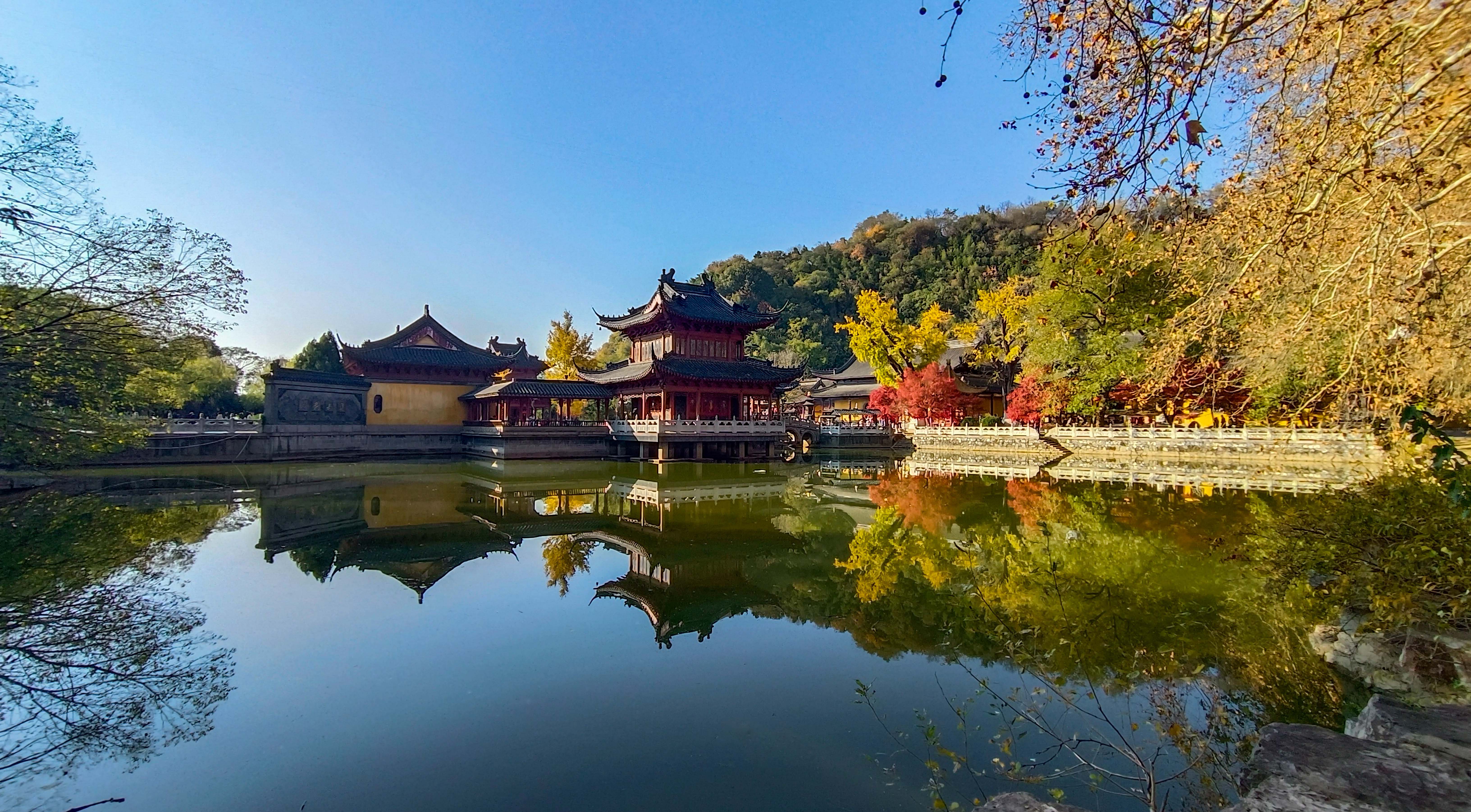 鎮(zhèn)江焦山位于長江之中，宛如碧玉浮江。張愛民攝