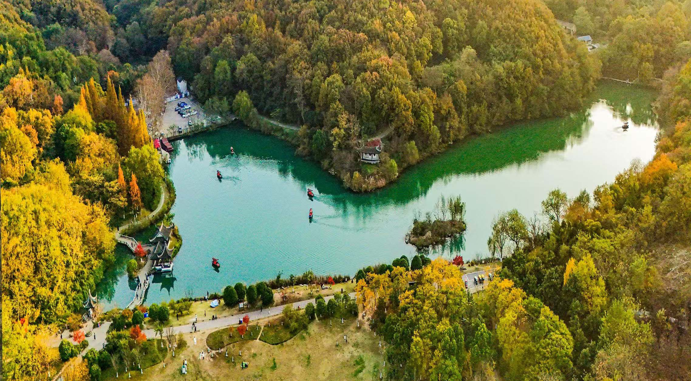 鎮(zhèn)江南山珍珠湖層林漸染。陳江攝