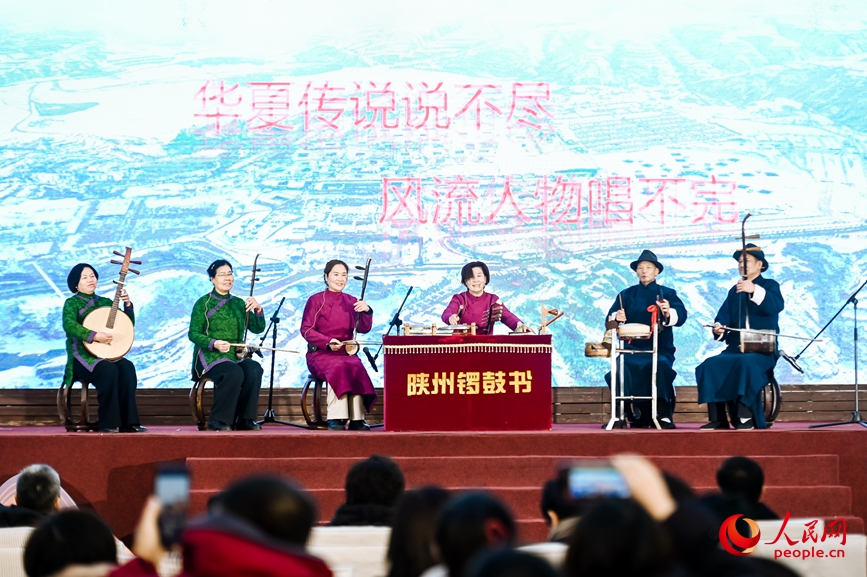 陜州鑼鼓書演出現(xiàn)場。人民網(wǎng)記者 慎志遠(yuǎn)攝
