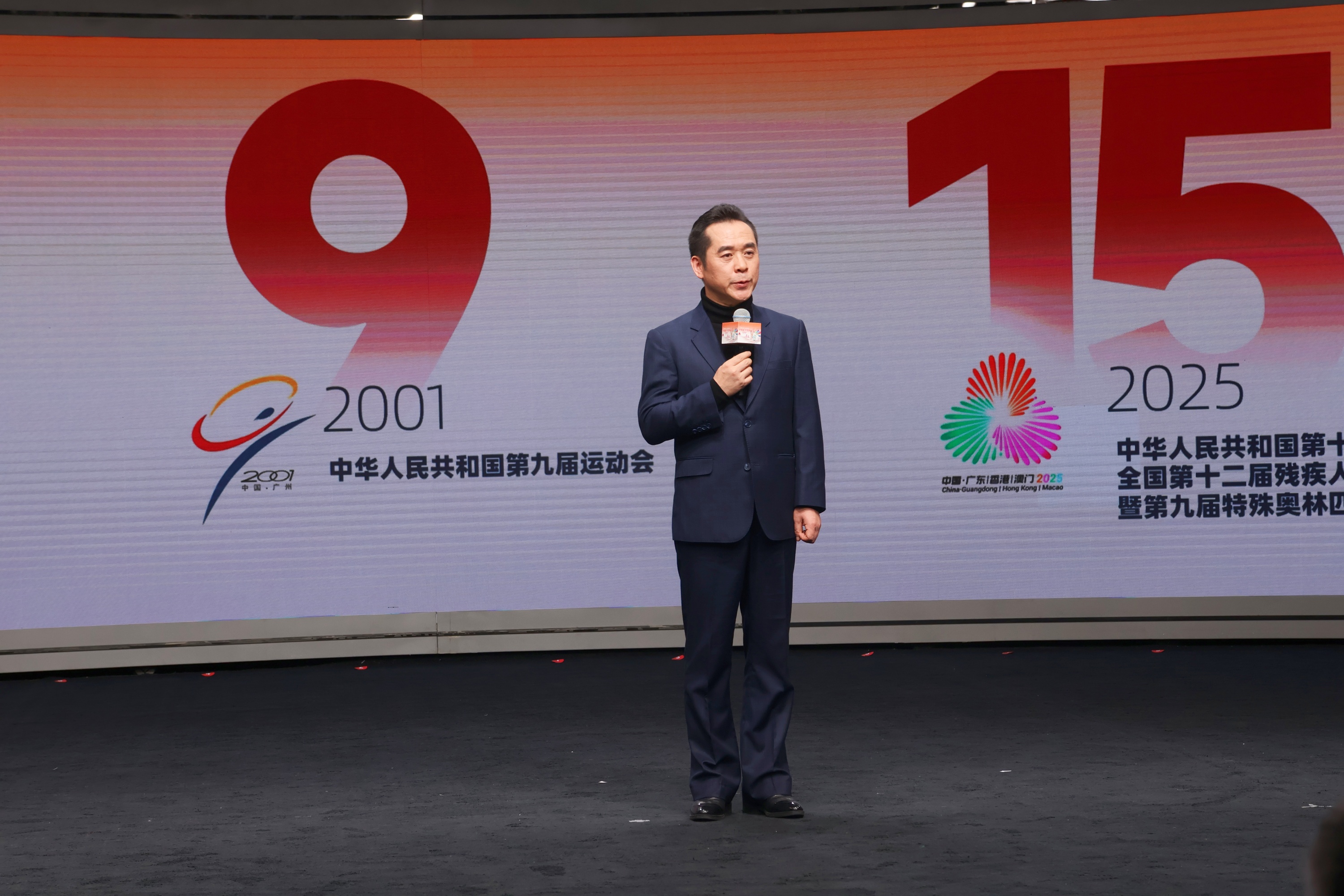 十五運(yùn)會和殘?zhí)貖W會廣州賽區(qū)執(zhí)委會副主任、廣州市政府副秘書長朱小燚作“十五運(yùn)·十五城”主題宣講。人民網(wǎng) 何善福攝