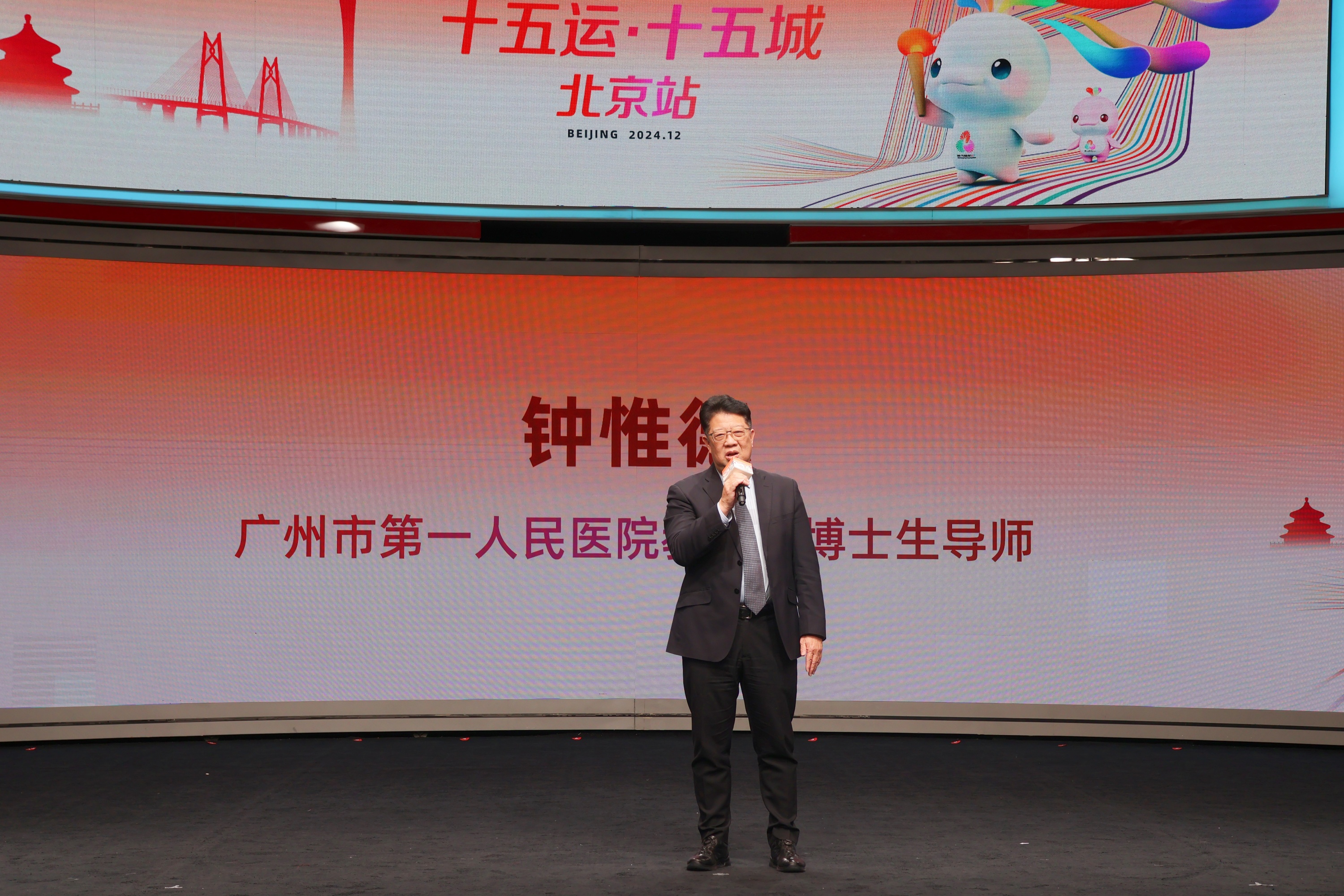 廣州市第一人民醫(yī)院教授、博士生導(dǎo)師鐘惟德講述家庭體育情緣。人民網(wǎng) 何善福攝