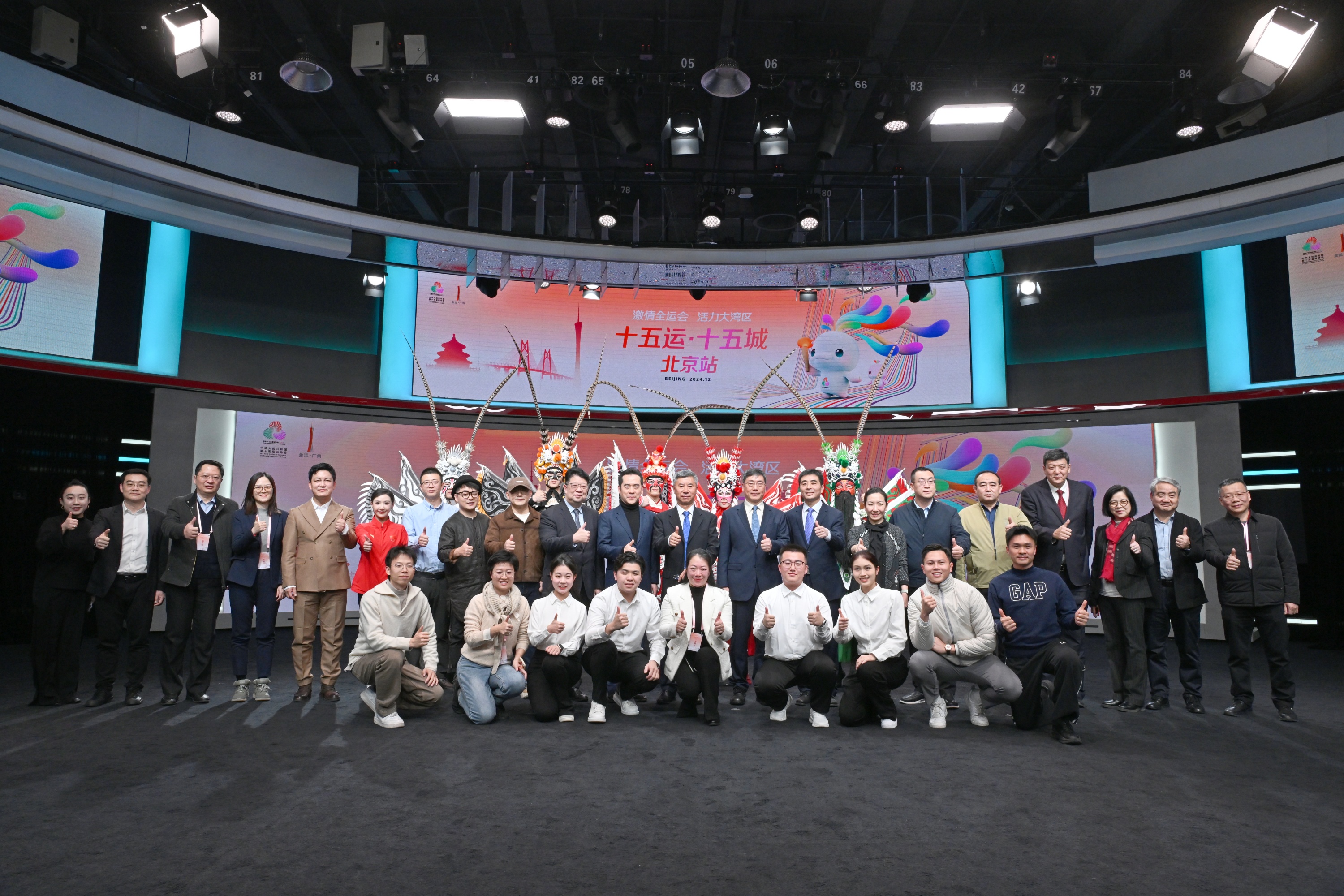 嘉賓在“十五運(yùn)·十五城”北京站發(fā)布會合影留念。人民網(wǎng)記者 于凱攝